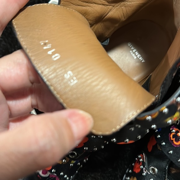 Givenchy - Picture 3 of 6